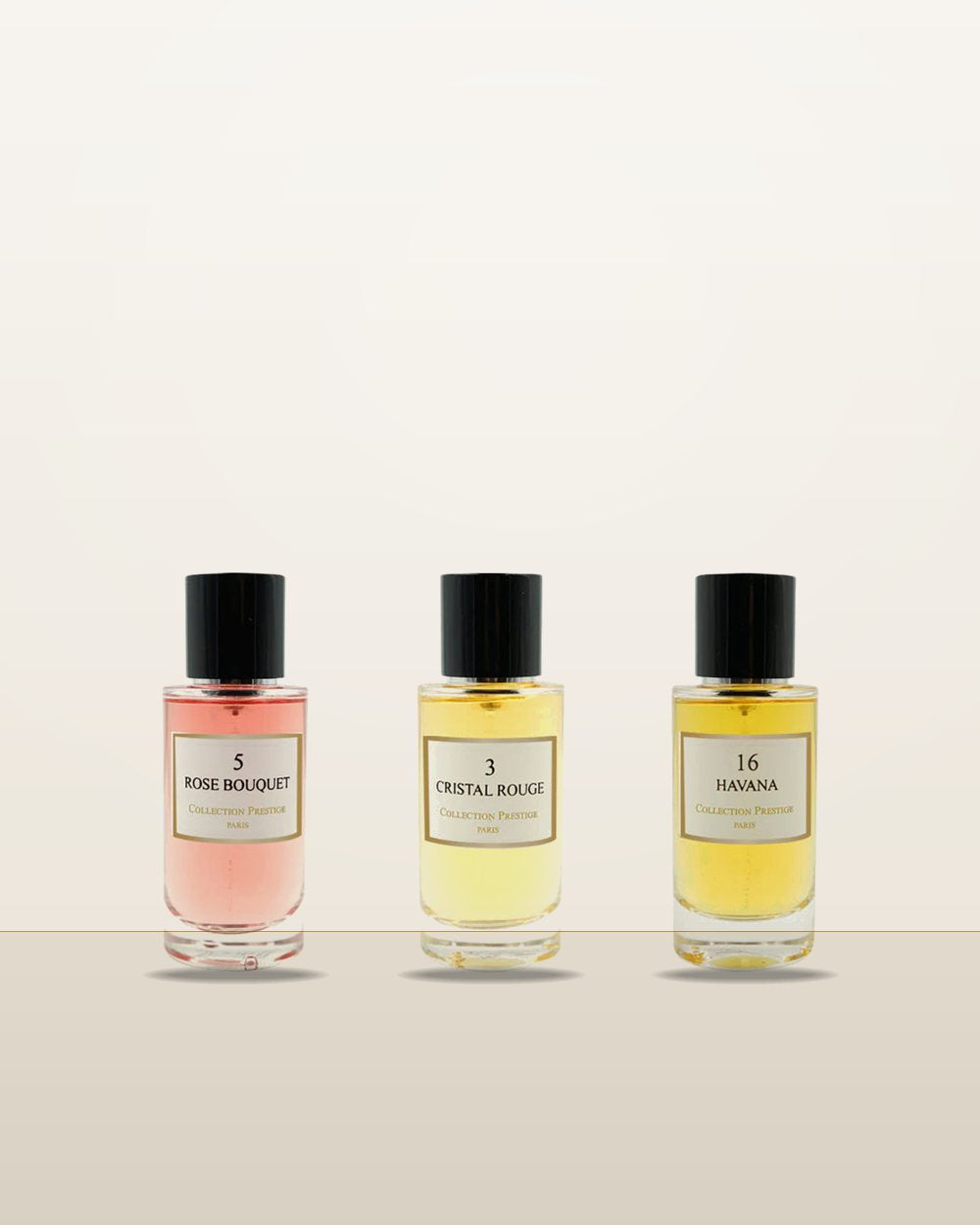 Drie parfumflacons – N°5 Rose Bouquet, N°3 Cristal Rouge en N°16 Havana – op een lichte achtergrond